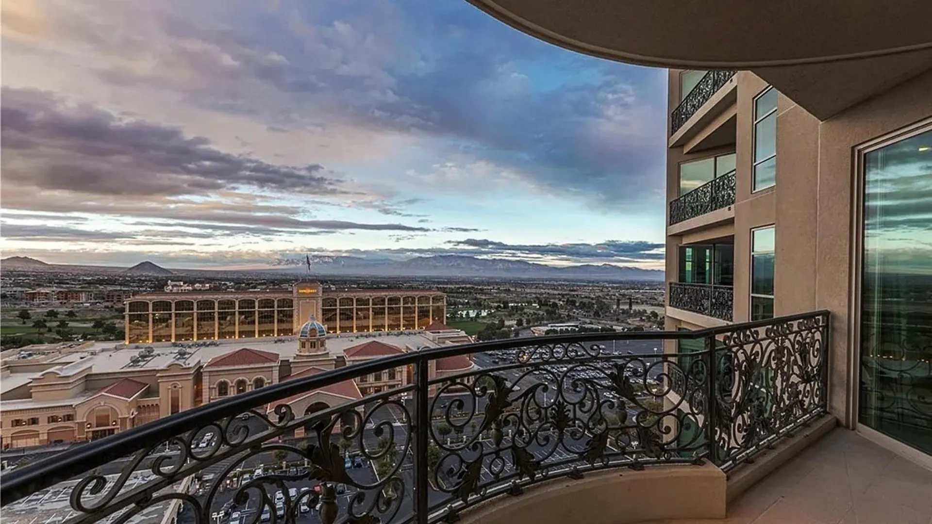 Апартаменты Luxurious Four-Bedroom Penthouse Лас-Вегас