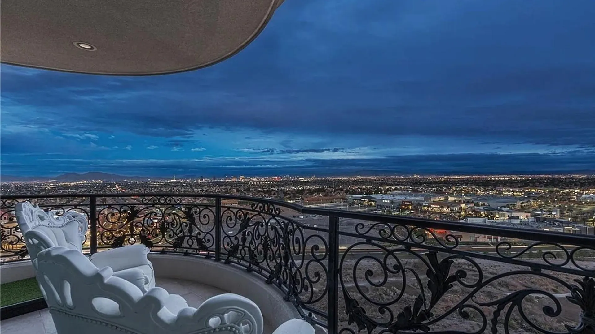 Luxurious Four-Bedroom Penthouse Лас-Вегас