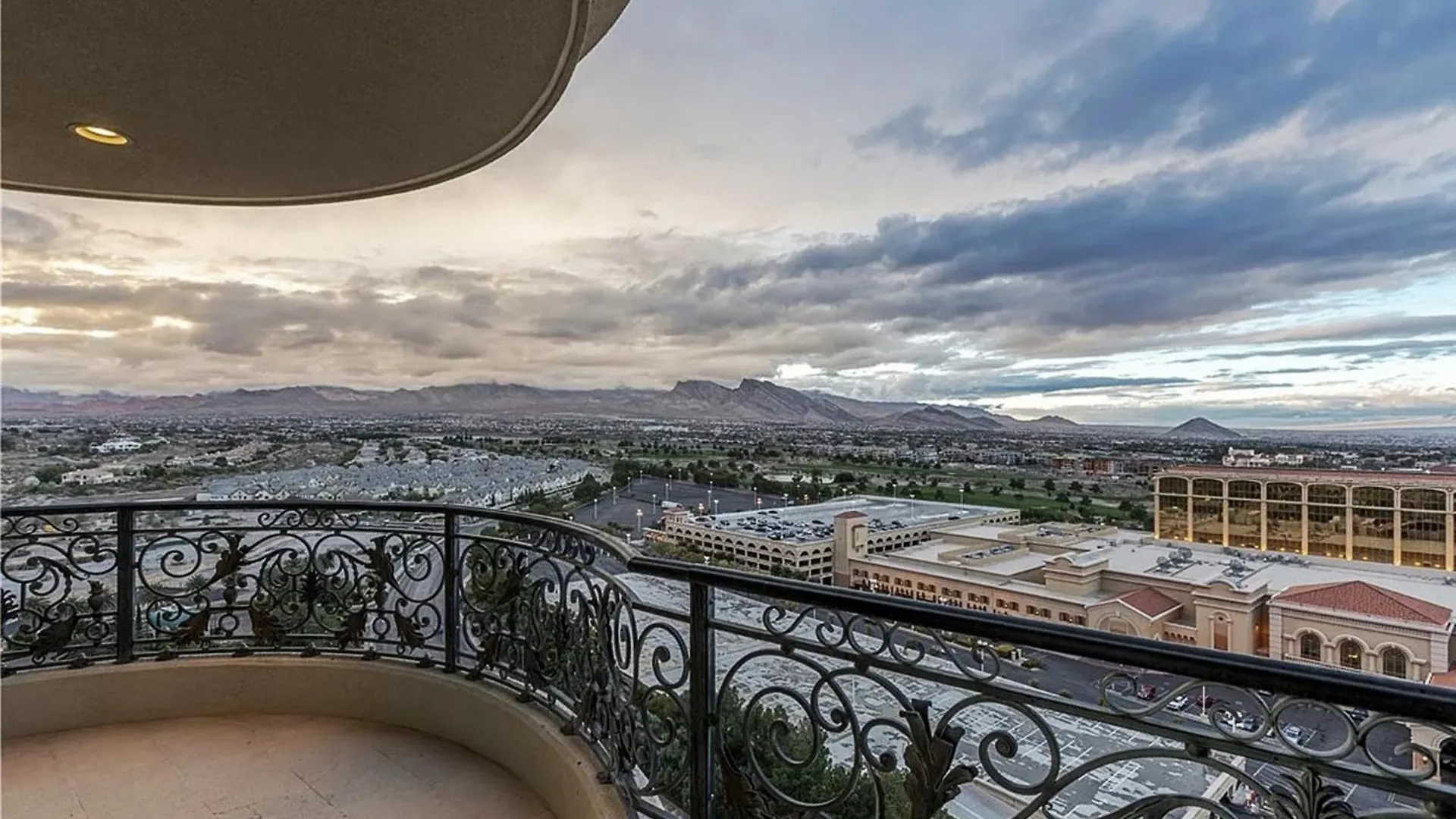 Luxurious Four-Bedroom Penthouse Лас-Вегас