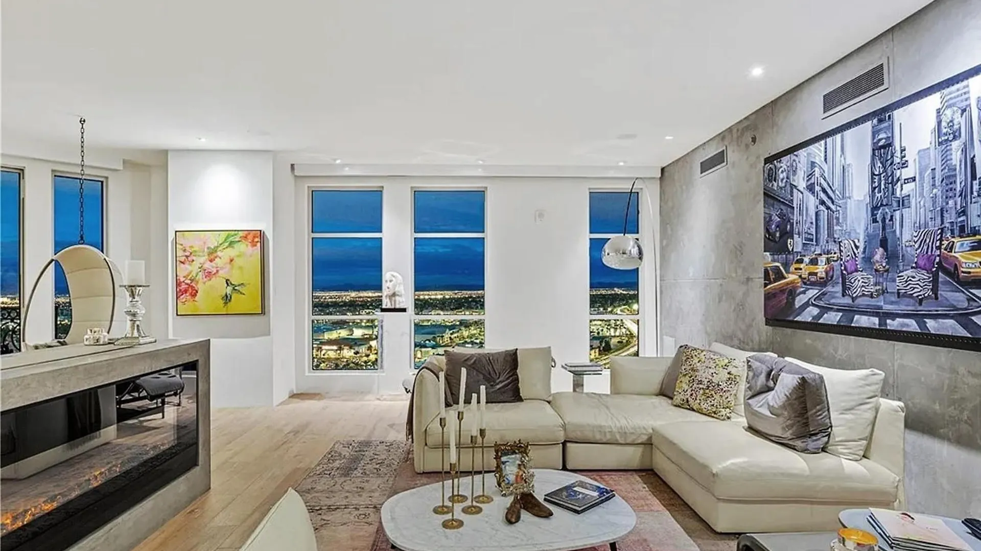 Luxurious Four-Bedroom Penthouse Лас-Вегас