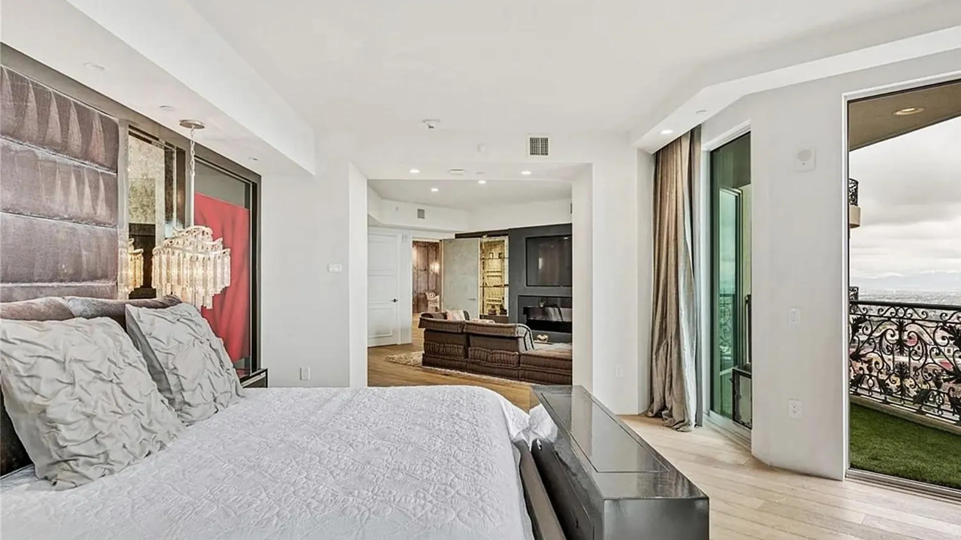 Апартаменты Luxurious Four-Bedroom Penthouse Лас-Вегас