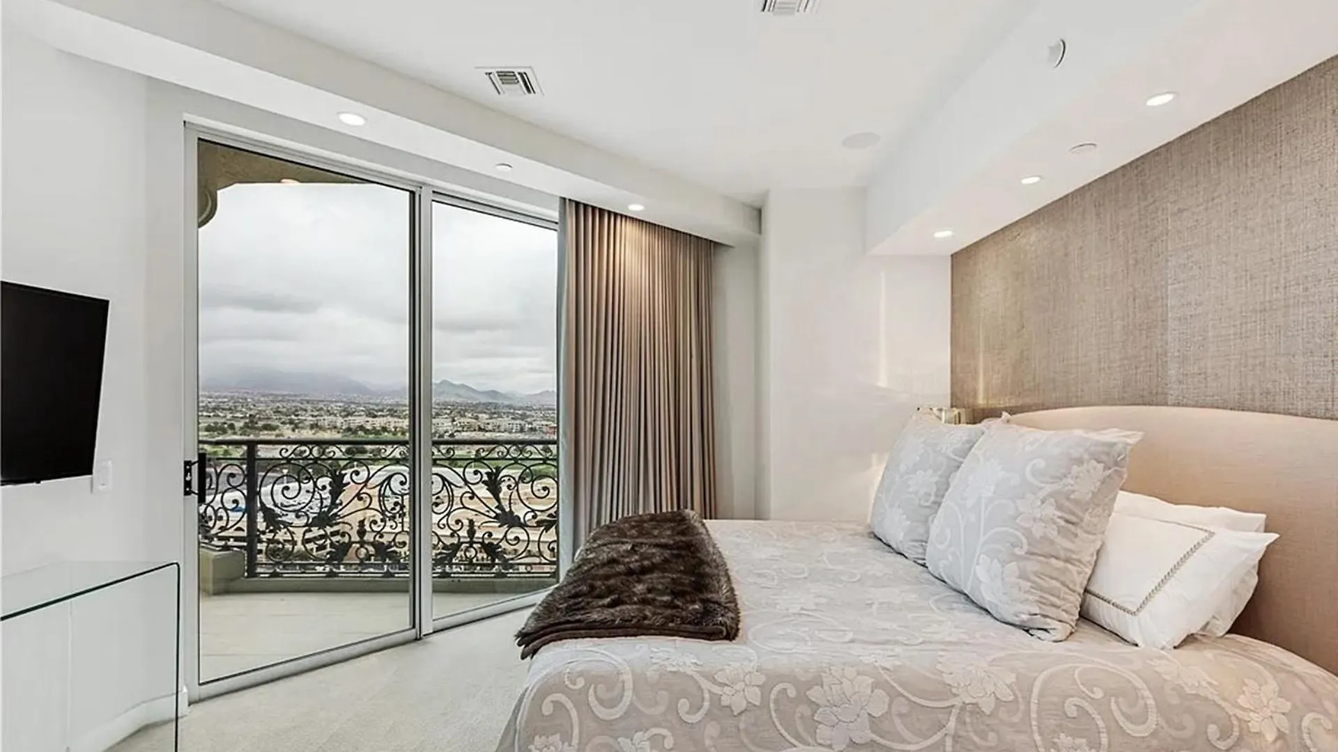 Апартаменты Luxurious Four-Bedroom Penthouse Лас-Вегас США