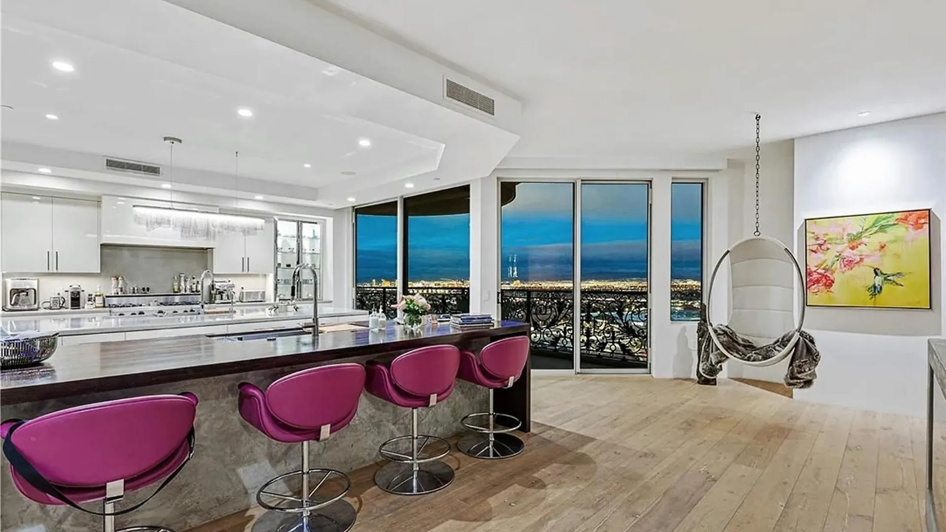 Luxurious Four-Bedroom Penthouse Лас-Вегас