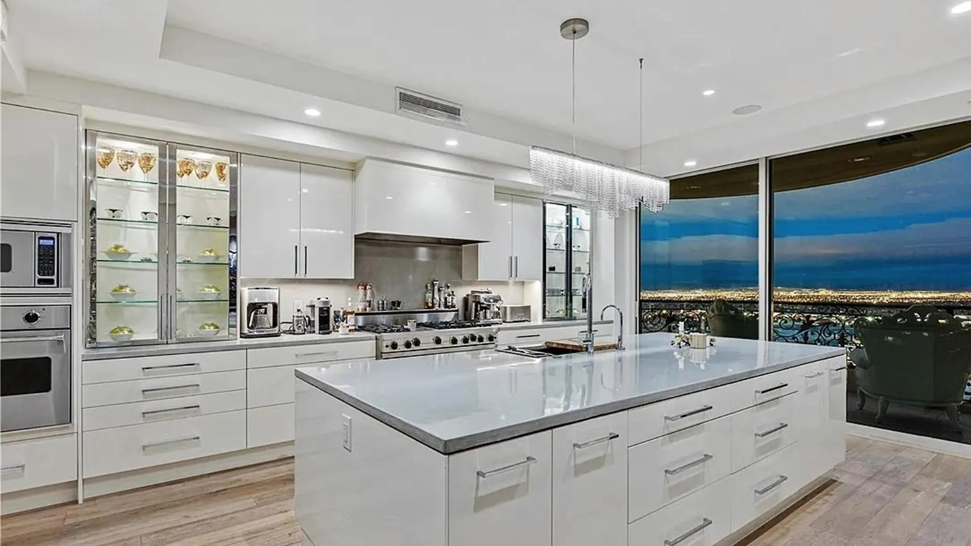 Апартаменты Luxurious Four-Bedroom Penthouse Лас-Вегас
